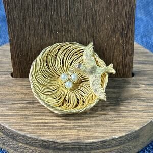 Vintage Bird Nest & Eggs Brooch Pin Gold Tone Wire 3 Pearl Eggs 1 1/2”